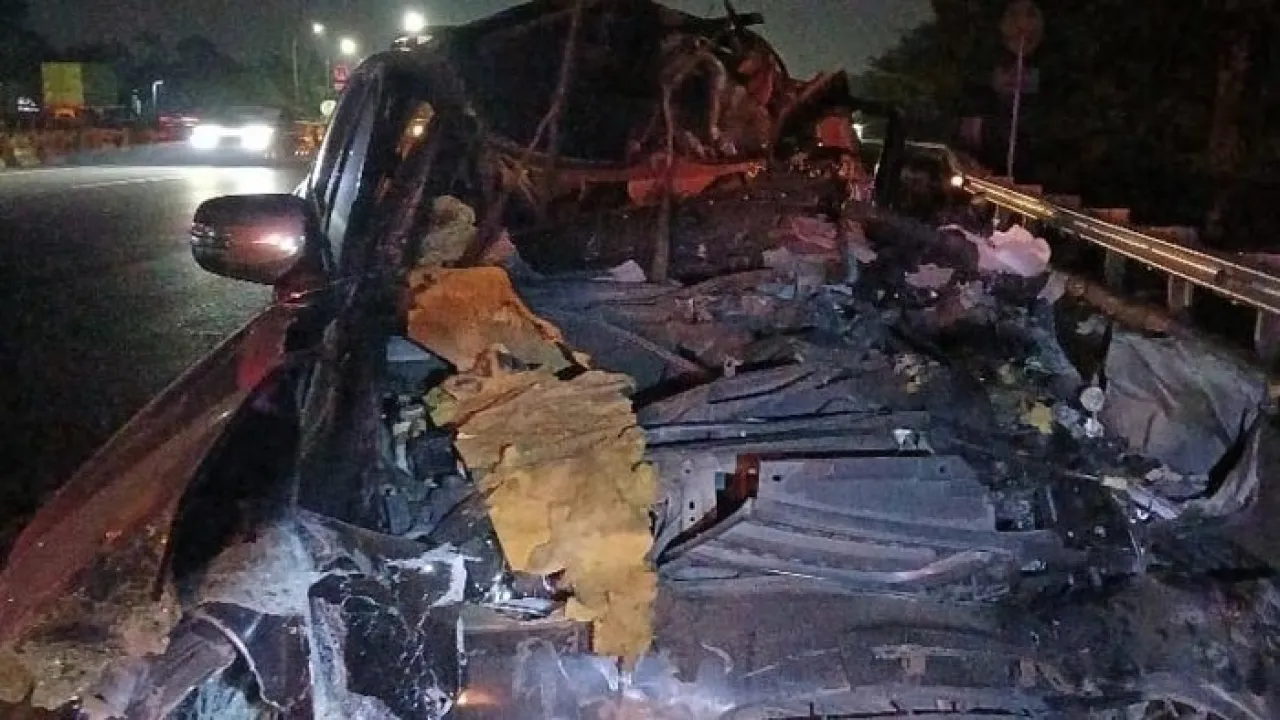 kecelakaan-lalu-lintas-pajero-tabrak-truk-di-tol-jagorawi-1787970222227_169